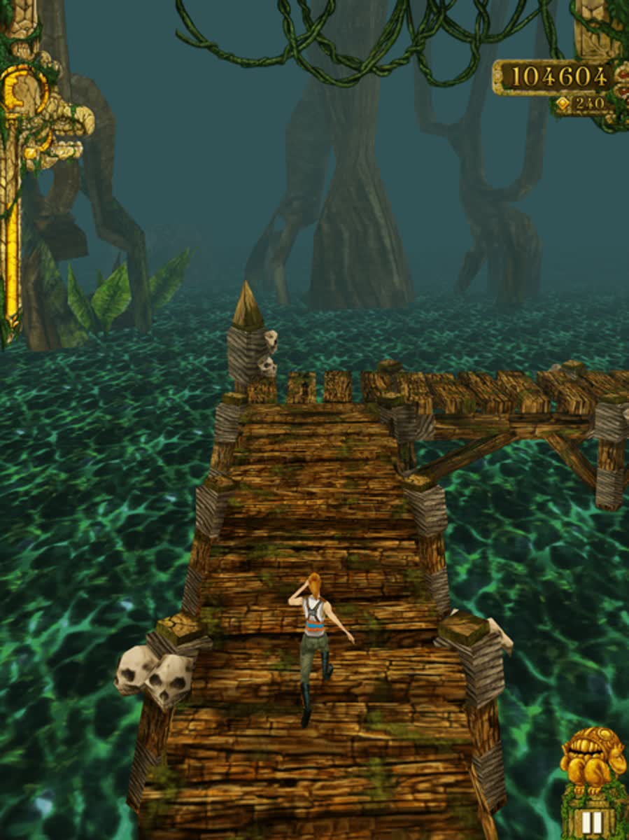 Temple Run screenshot set in a swampy jungle path